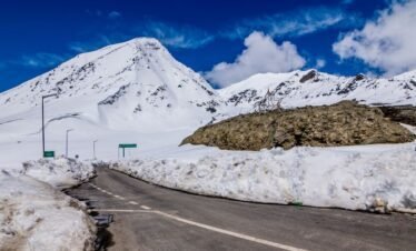 Kashmir tour package from Delhi