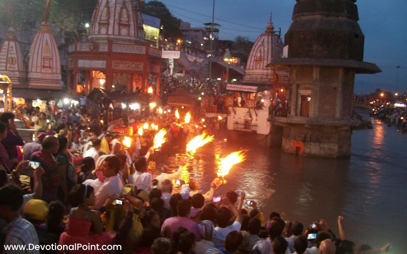 Ganga Aarti Haridwar - History, Location & Timings 7 Crowd at moring Ganga Aarti, Haridwar.